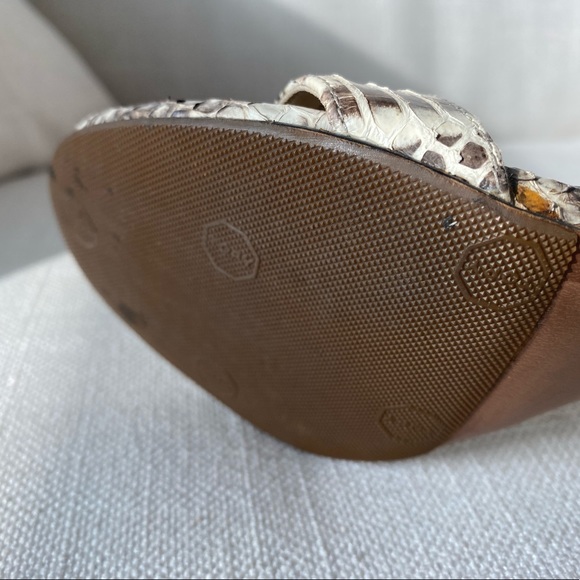 Almost brand new MK strappy sandles. Size: 5.5 OR size 6 with narrow feet. - Picture 6 of 8